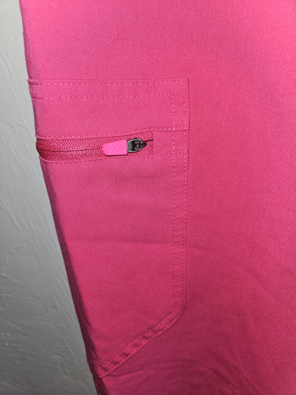 FIGS Scrubs Set Hot Pink V-Neck Top & Jogger Pants Womens Size XL Extra Large - Picture 11 of 15